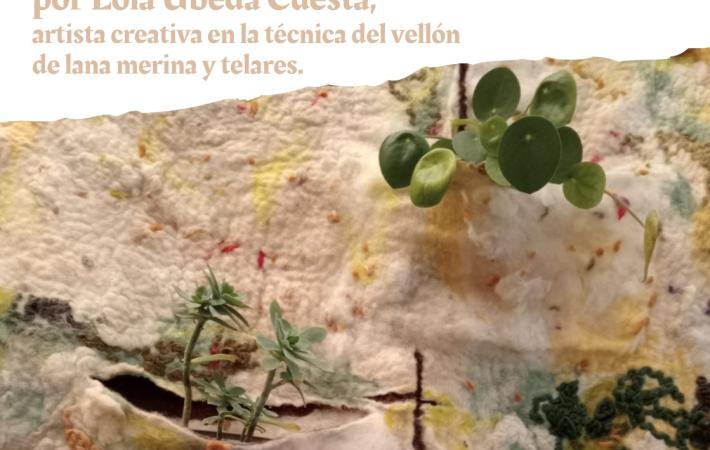 Tapiz de vellón de lana  con aberturas donde se han  incorporado plantas. 