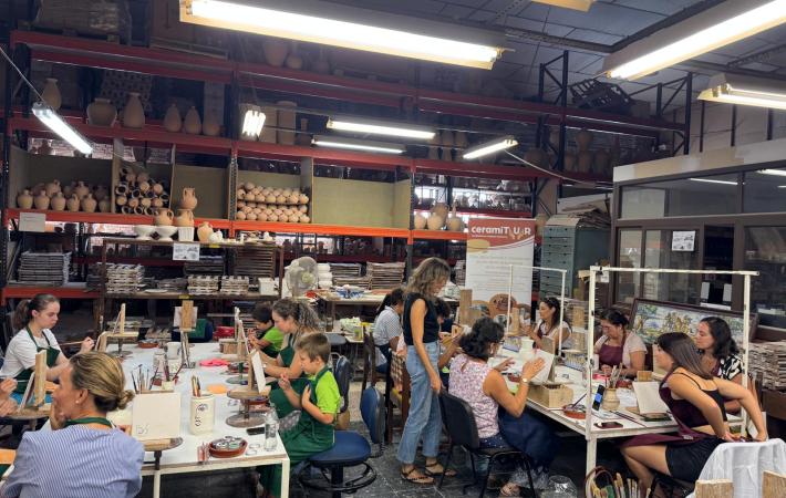 Artesanía Talavera: taller de decoración y pintura de un azulejo.