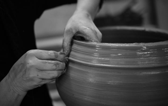 Las manos de la artista Montserrat Carafí, trabajando en el torno el material híbrido de papel y arcilla.