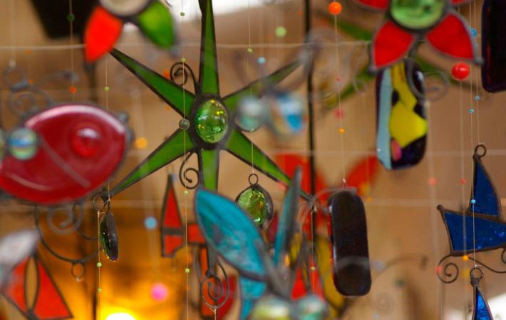 Diversos objetos decorativos colgantes.
