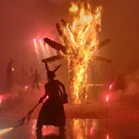 Piñata ardiendo realizada para el laboratorio 987 del MUSAC (Museo de arte contemporáneo de Castilla y León) en el Carnaval de Astorga 2020
