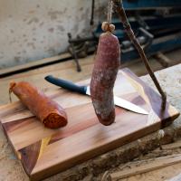 tabla para cortar embutidos elaborada con maderas autóctonas, del artesano Toni Casalí 