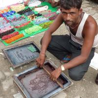 Serigrafiando en un festival, India