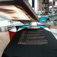 Las reglas en gallego sobre delantal, pantalla y mesa para textil