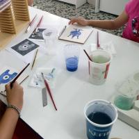 Niños pintando azulejos
