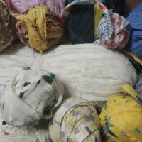 Tiras recicladas de ropa para tejer una jarapa