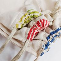Talegas tradicionales de tela decoradas con estampación artesanal