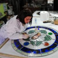 Isabel, realizando una vidriera de grisallas y esmaltes