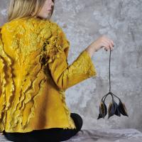 Svetlana Gromik. Chaqueta Gold, realizada en lana y seda con la técnica del fieltro Nuno.