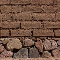 construcción tradicional de piedra y adobe