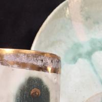 Vaso de la vajilla de Judit, detalle. Gres con tres esmaltes y lustre de oro de 24 kilates