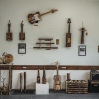Exposición de instrumentos musicales del mundo, hechos con madera de Agave.