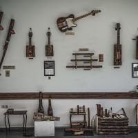 Colección de instrumentos musicales hechos con madera de pita.