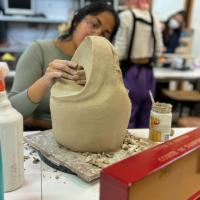 estudiante de cerámica Artística