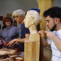 Realización de escultura en madera.