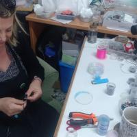 Liana trabajando en su taller 