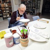 Antonio Cordero pintando un plato de cerámica 1