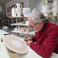 Antonio Cordero pintando un plato de cerámica 2