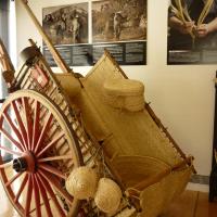 Muestra un carro con sus estoras de palmito y diferentes piezas tradicionals de la colección del Museo