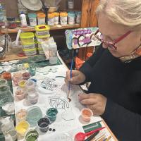 Esmaltando el cuerpo de una tortuga. 