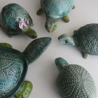 Tortugas de cerámica cocidas en raku