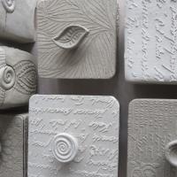 Cajitas de arcilla blanca sin cocer