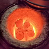 Las piezas al rojo vivo en el horno a 1000°C