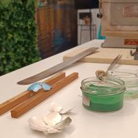 Proceso de creación de flores esmaltadas al fuego , técnica de modelado en caliente 