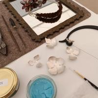 Proceso de creación de flores esmaltadas al fuego , técnica de modelado en caliente 