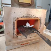 Proceso de creación de flores esmaltadas al fuego , técnica de modelado en caliente 