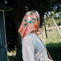 Un dos panos de seda estampados por Xiana Cobo.