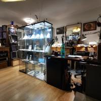 tienda-taller de malicia. Espacio expositivo y taller al fondo.