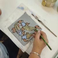 Diseño y proceso de realización de un azulejo durante un Taller de Cuerda Seca. Motivo peces