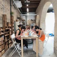 Grupo pintando en el taller