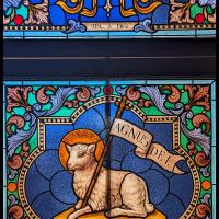 Vidriera artística de carácter religioso con ornamentos detallados y pintura sobre vidrio tradicional, representando la faceta de arte sacro de la artesana Silvia Tsocheva.