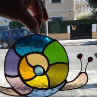 Figura de caracol, realizada con la técnica tiffany, vidros de diferentes colores.