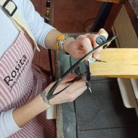 Será una buena ocasión para conversar con la artesana y resolver dudas sobre el oficio, el funcionamiento del taller o los cursos que imparte.