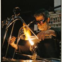 Alex Frosum trabajando con el soplete