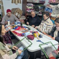 Tejiendo un tapiz en familia en el telar de jarapas Hilacar