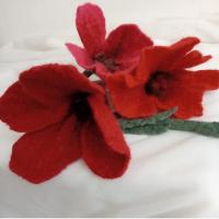 Flores rojas  de vellón de lana.