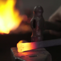 Hierro al rojo, arte en cada golpe.
