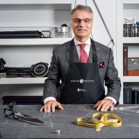 En el taller con el mandil identificativo de Artesanía de Galicia