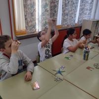  escolares En un taller de vidrio observando diferentes vidrios.