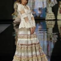 Falda y blusa artesanal con calados bordados