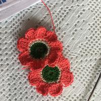 Flores de ganchillo, sobre tapete blanco también de ganchillo.