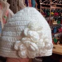 Gorro de ganchillo con aplicación de flores de ganchillo.