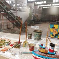 Ventanales desde los que se ve una parte del interior de la antigua fábrica de juguetes.