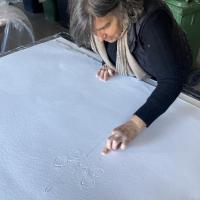 La artista Victoria Rabal haciendo papel.