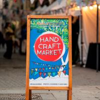  Fira d'artistes i Dissenyadors d'Allada Vermell / @friaalladavermell / foto: @gurrumina_bcn