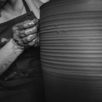 Montserrat Carafí trabajando al torno una pieza hecha con arcilla y papel